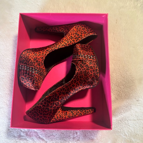 Red and black leopard print Betsy Johnson majestee heels - Picture 3 of 9